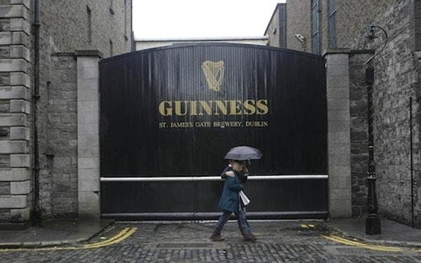 1759 - İrlandalı girişimci Arthur Guinness, Dublin'de St. James Gate'deki boş bir bira fabrikasını 9000 yıllığına kiralayarak burayı dünyanın en büyük bira fabrikasına dönüştürme yolunda ilk adımı attı.