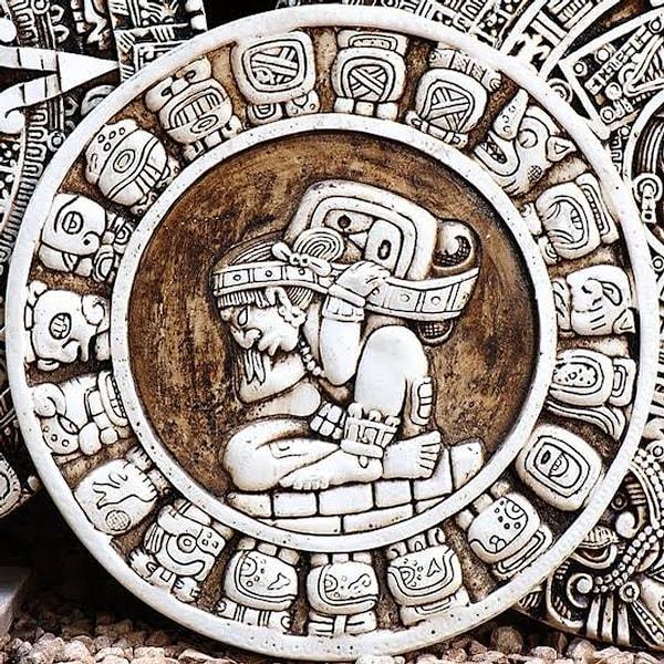 2012 - Maya halkının hazırlamış olduğu Maya takviminin son günü.