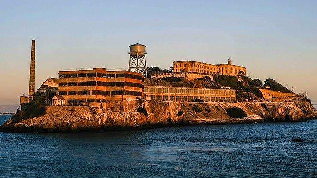 1934 - Alcatraz adası, Amerika Birleşik Devletleri'nin bir hapishanesi haline getirildi.