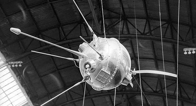 1959 - SSCB, Luna 1 adlı uzay aracını fırlattı. Luna 1, Ayın sınırlarına ulaşarak Güneşin yörüngesine girecek ilk uzay aracı olacaktır.