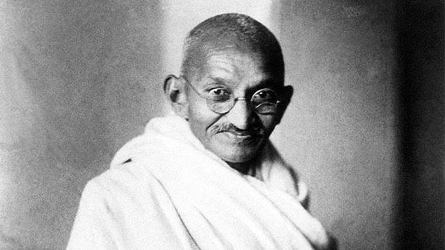 1932 - Hindistan'da Mahatma Gandhi tutuklandı.