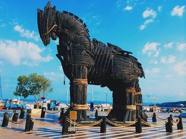1976 - Çanakkale'de antik Truva kentinin bulunduğu yere, 12 metre yüksekliğinde Truva Atı yapıldı.