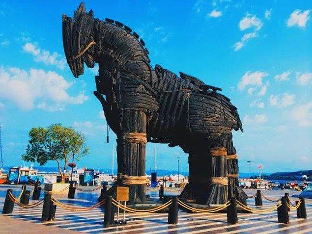 1976 - Çanakkale'de antik Truva kentinin bulunduğu yere, 12 metre yüksekliğinde Truva Atı yapıldı.