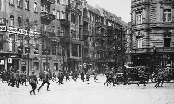 1919 - Weimar Cumhuriyeti'nde Alman İşçi Partisi kuruldu. Bu parti daha sonra "Nasyonal Sosyalist Alman İşçi Partisi" adını alacaktı.