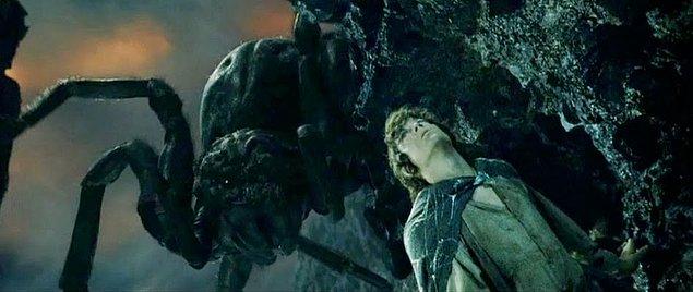 4. Frodo'nun Shelob tarafından sokulduğu sahnede Frodo karakterini canlandıran Elijah Wood'a dekor bir iğne batırılmıştı.