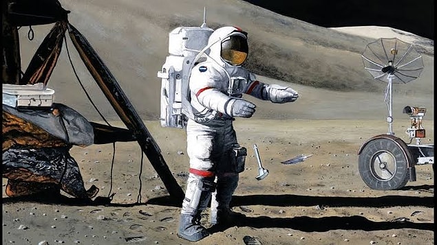 15. Apollo 15 görevinde David Scott bir çekiç ve bir parça tüyü aynı anda elinden bırakarak yere aynı anda düştüklerini gözler önüne serdiği canlı bir gösteri düzenledi. Olaylar tıpkı Galileo'nun öngördüğü gibi olmuştu.