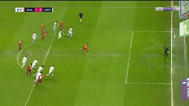 8. dakikada Galatasaray'da sağ kanattan yapılan ortaya altı pasta Taylan, kafa vuruşunu yaptı. Ufuk Akyol'un elle müdahalesi sonrası hakem penaltı noktasını gösterdi.
