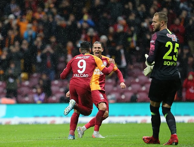 28. dakikada sağ kanatta Feghouli'nin pasıyla hareketlenen Mariano, ceza sahasına girerken ortasını yaptı ve altı pasta Falcao, topu ağlara gönderen isim oldu: 2-0.