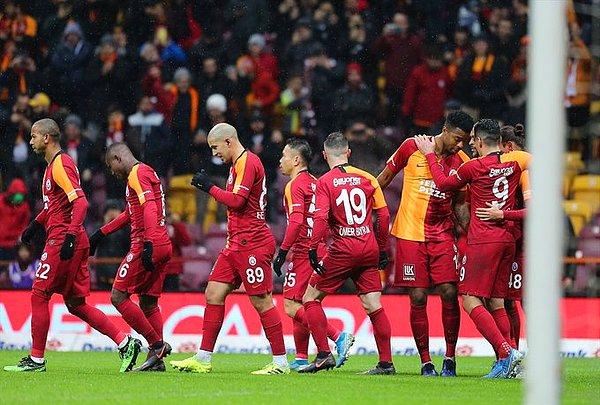 Karşılaşmanın ilk yarısı 3-0'lık Galatasaray üstünlüğüyle sona erdi.