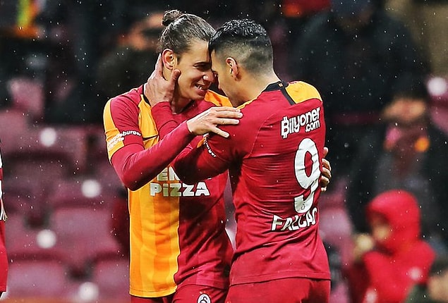 37. dakikada Marcao'nun savunma arkasına uzun pasında hareketlenen Ömer Bayram, sol kanattan topu içeri çevirdi ve Taylan Antalyalı'nın vuruşu Celutska'ya çarparak ağlara gitti: 3-0.