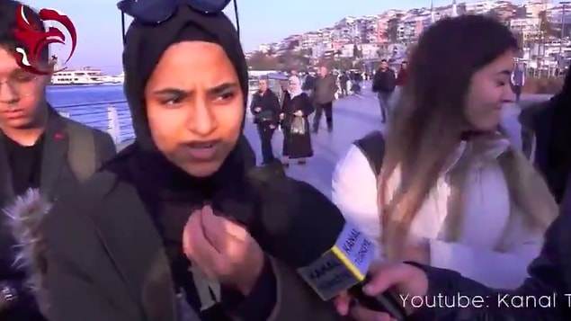 Hemcinsinin sıkıştırılmasına ve erkek bireylerin "Hiç yakıştıramadım" şeklinde münasebetsiz yorumlar yapmasına dayanamayan başka bir başörtülü genç kadın müdahale etti ve Türkiye gerçekten de bir dakikalığına güzelleşti.