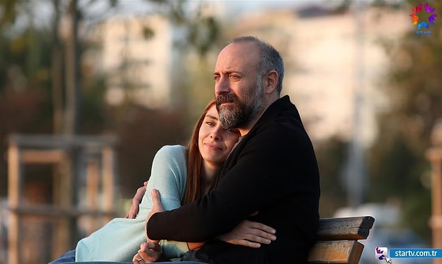 Gelelim dizinin konusuna ve karakterlere: İrfan (Halit Ergenç), hayatı son derece yolunda giden idealist bir ekonomi profesörü.