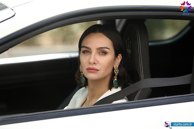 Tabii hikaye bu kadarla sınırlı değil. Bu macerada karşısına evlenmek üzereyken ayrıldığı İdil (Birce Akalay),