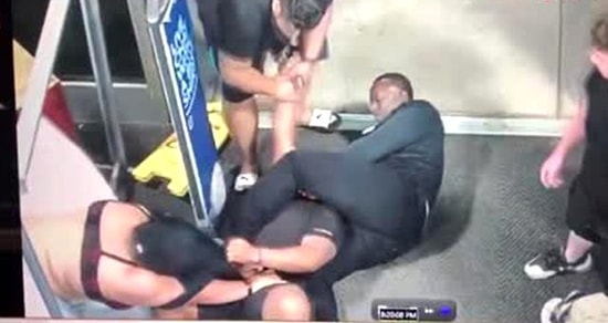 Mağazada Hırsızlık Yapan Kişiyi Çalışanlar Durdurdu!