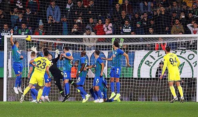 13. dakikada Fenerbahçe, ceza sahası ön çizgisinde Diomande'nin elle oynaması sonucunda serbest vuruş kazandı. Ceza sahası çizgisinin önünden kazanılan serbest vuruşu kullanan Deniz Türüç, şık bir vuruşla topu ağlara göndermeyi başardı: 0-1.