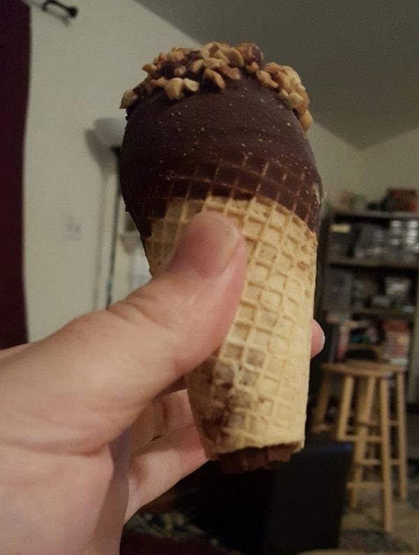 9. "Kız arkadaşım dondurmamdan bir ısırık almak istedi."