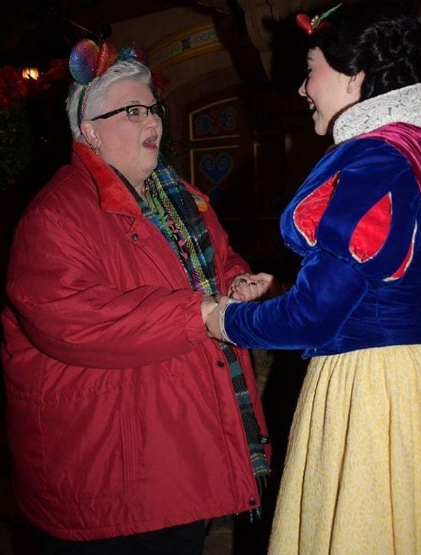15. "Geçen hafta emekli olan babaannem, hayatında ilk defa Disneyland'e gitti ve çocukluğundan beri hayran olduğu pamuk prensesi ziyaret etti."