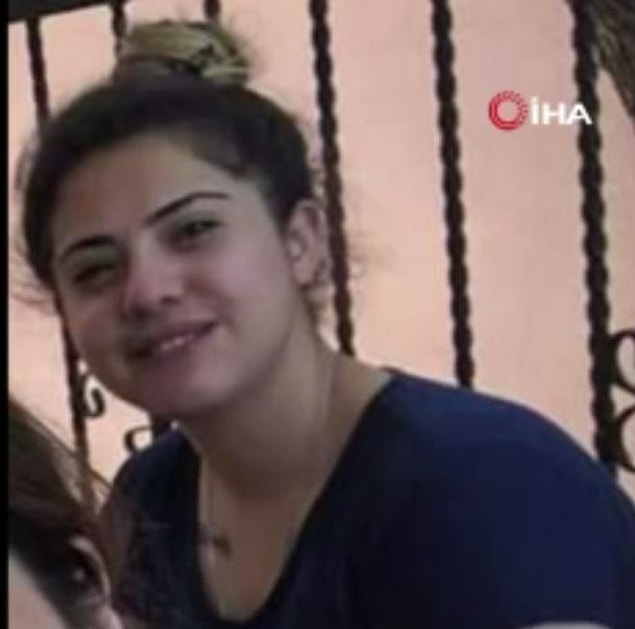 Bıçakla eşine saldırdı