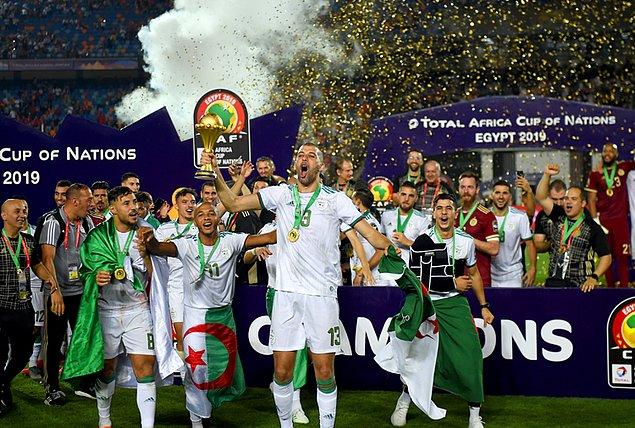 32. Mısır'da düzenlenen 2019 Afrika Uluslar Kupası'nın finalinde Senegal ile Cezayir Kahire Stadı'nda karşı karşıya geldi. Cezayir maçı 1-0 kazanarak Afrika şampiyonu oldu.