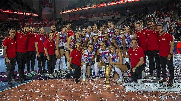 38. 2019 Kadınlar Avrupa Voleybol Şampiyonası finalinde Türkiye, Sırbistan'a 3-2 yenilerek ikinci oldu.