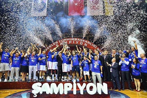 42. Basketbolda 35. Erkekler Cumhurbaşkanlığı Kupası'nı Fenerbahçe Beko'yu 79-74 yenen Anadolu Efes kazandı.