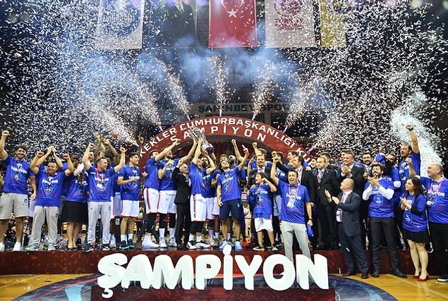 42. Basketbolda 35. Erkekler Cumhurbaşkanlığı Kupası'nı Fenerbahçe Beko'yu 79-74 yenen Anadolu Efes kazandı.