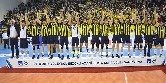 10. Voleybolda AXA Sigorta Erkekler Kupa Voley finalinde Fenerbahçe, Galatasaray'ı 3-2 mağlup ederek kupanın sahibi oldu.