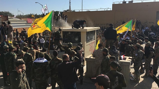 ABD'nin Haşdi Şabi'ye yönelik hava saldırılarını kınayan protestocular, Başkan Donald Trump aleyhine de sloganlar attı.
