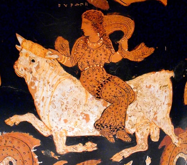 Zeus’un deniz kıyısına gelişiyle birlikte deniz bir anda durulur, dalgalar sakinleşir.