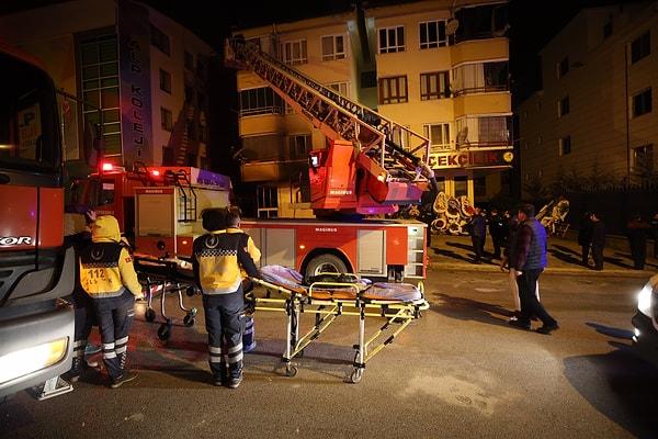 Apartmanda büyük paniğe neden olan yangına müdahale eden ekipler, diğer katlardaki vatandaşları ise itfaiye merdivenleriyle tahliye etti.