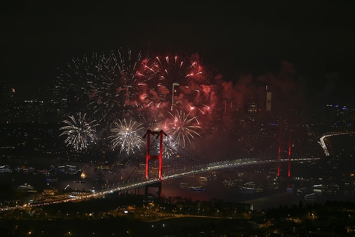 Boğaz Işıl Işıl Oldu: İstanbul'daki Yeni Yıl Kutlamalarından Muhteşem Manzaralar