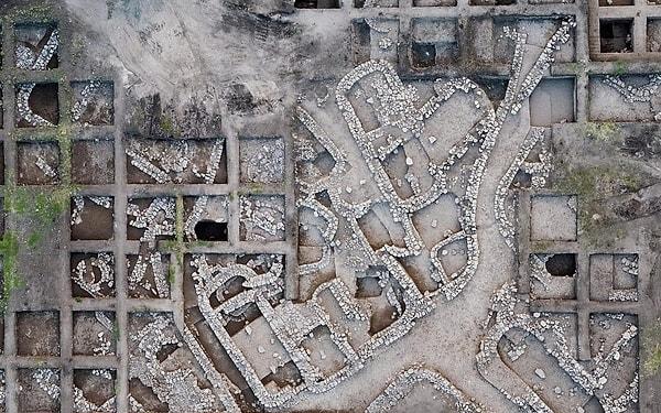 Kazı bölgesinde yerleşim alanları, sokaklar, pasajlar, bir tapınak gün yüzüne çıkarıldı. Ayrıca o döneme ait çanak çömlekler ve aletler de bulundu.