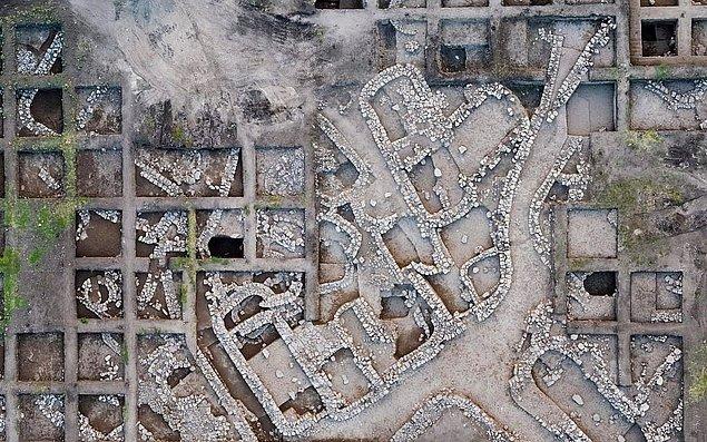 Kazı bölgesinde yerleşim alanları, sokaklar, pasajlar, bir tapınak gün yüzüne çıkarıldı. Ayrıca o döneme ait çanak çömlekler ve aletler de bulundu.