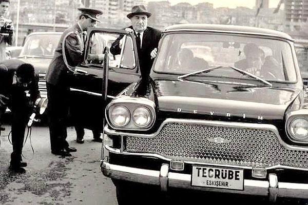 8. Türkiye'nin ilk yerli otomobili Devrim'e binen Cumhurbaşkanı Cemal Gürsel, Eskişehir, 1961.