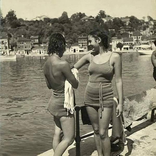 9. Tarabya'da denize giren gençler, İstanbul, 1950.