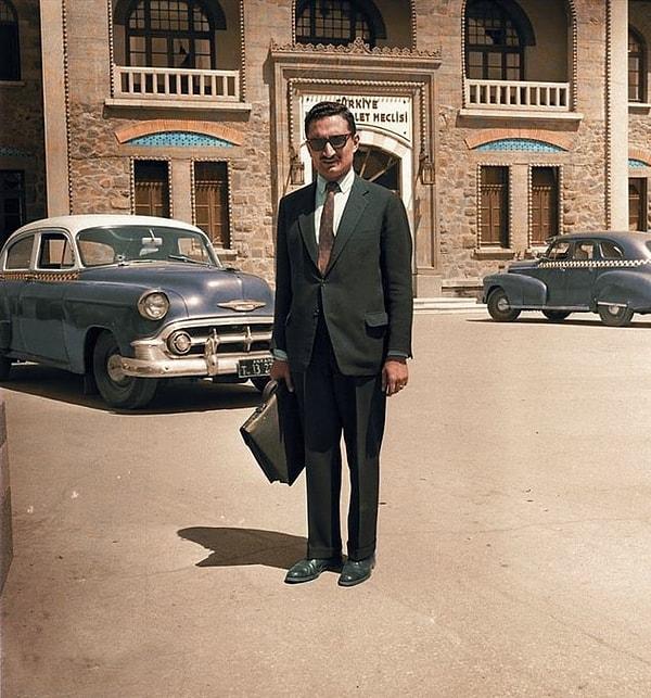 12. Türkiye Cumhuriyeti Eski Başbakanı Bülent Ecevit TBMM binası önünde, Ankara, 1958.
