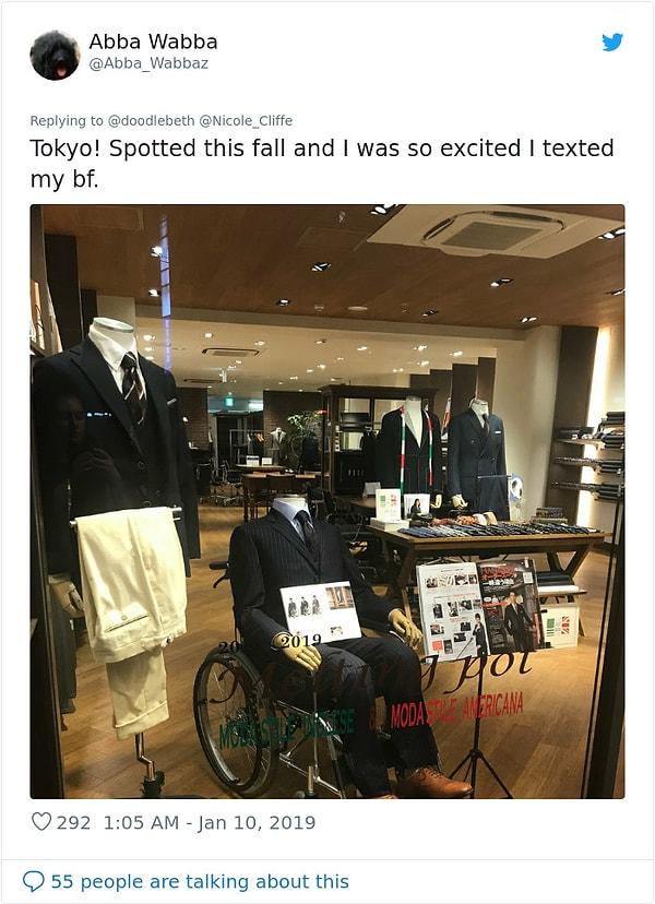 Bu arada tekerlekli sandalye kullanan bir mankenin ilk olmadığını gösterenler de vardı: