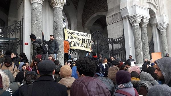 Bu durumu kabul etmeyen öğrenciler de kararın geri çekilmesi için İstanbul Üniversitesi'nin ana kapısında buluşup rektöre dilekçelerini vermek istemişti fakat polis ve özel güvenlik öğrencilere müdahale etmişti.