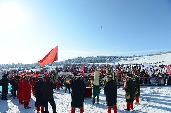 Erzurum Büyükşehir Belediyesine bağlı Mehteran Takımı çeşitli marşlar seslendirdi.