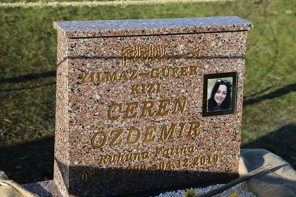 Mezar taşının ön yüzüne, Ceren Özdemir'in doğum ve ölüm tarihleri ile anne-baba adı yazılarak bir de fotoğrafı konuldu.