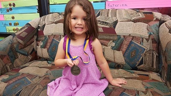 12. "Anaokuluna başlamadan 1000 kitap okuyan kızımın madalyası. Beni şu anki haliyle solladı."