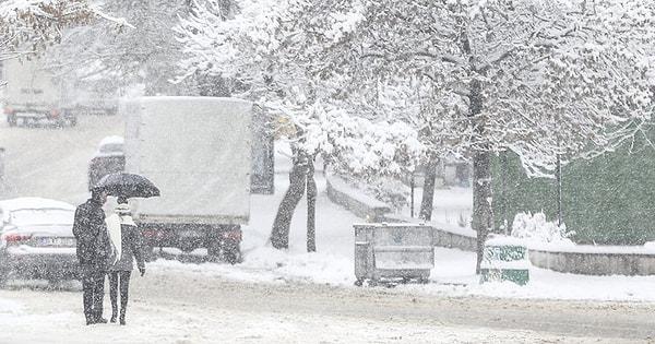 Yağan yoğun kar nedeniyle öğrenciler ve veliler, devlet kurumu çalışanları hatta özel kurum çalışanları da gözlerini Valilik'ten yapılabilecek olası bir açıklamaya çevirdi. Yarın Ankara'da kar tatili olacak mı?