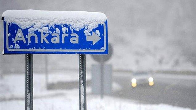 Bugün sabahtan bu yana devam eden kar yağışıyla birlikte Ankara'da hayat olumsuz yönde etkilendi; bazı yollar kapanırken, ulaşımda da sıkıntılar yaşandı.