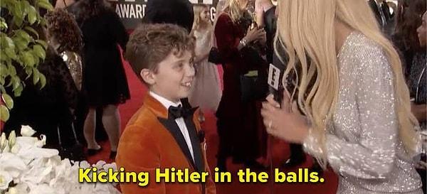 9. Jojo Rabbit'in yıldızı Roman Griffin Davis, filmdeki en favori anını paylaştı: "Hitler'in ta**klarına tekme atmak."