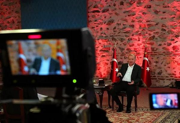 4. Cumhurbaşkanı Recep Tayyip Erdoğan, Kanal D ve CNN Türk ortak yayınına katıldı. Programda Ahmet Hakan'ın "Ekonomide de herhangi olumsuz bir tablo yok" ifadesi ise sosyal medyada tepkilere neden oldu.