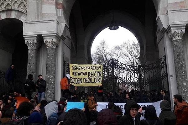 9. İstanbul Üniversitesi yönetimi 31 Aralık'ta yemekhanelerde artık kahvaltı verilmeyeceğini, indirimli yemek hakkının ise 1 öğünle sınırlandırılacağını açıklamış; öğrenciler eylemleriyle tepki göstermişti.