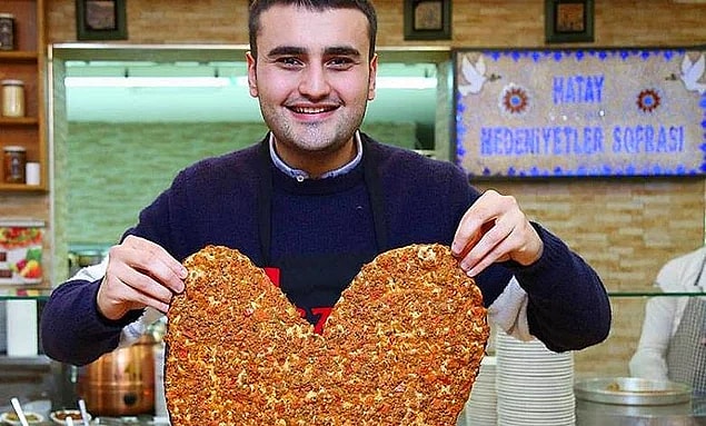11. Devasa yemekleriyle her gün iştahımızı açan CZN Burak'ın bir ailenin evini baştan aşağı yenilediği videosu beğeni topladı.
