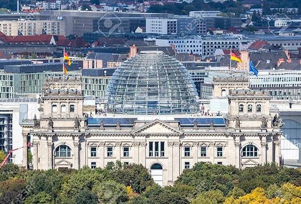 5. Alman Parlamento Binası'nın kubbesi spiral rampa ile insanların tırmanabildiği bir camdan yapılmıştır. Bu kubbe halkın devletten üstün olduğunu ve devletin transparan olması gerektiğini sembolize eder.
