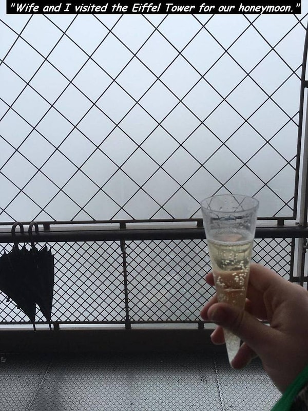 2. "Приехали на медовый месяц в Париж на Эйфелеву башню"