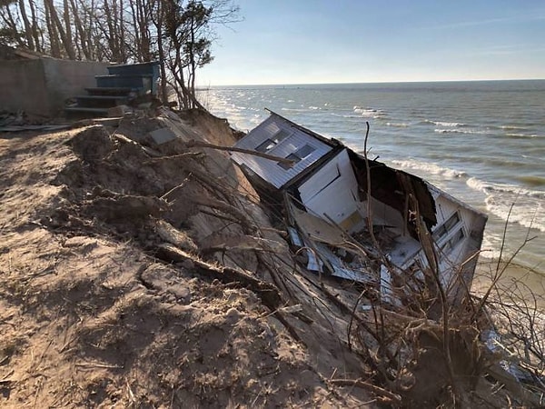 4. Приходишь такой из магазина, а твой дом с горки свалился...